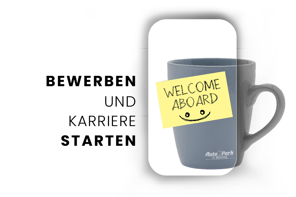 Auf einer grauen Tasse mit Autohaus-Logo klebt ein gelber Zettel mit der handschriftlichen Begrüßung "Welcome Aboard" und einem lachenden Smiley.
