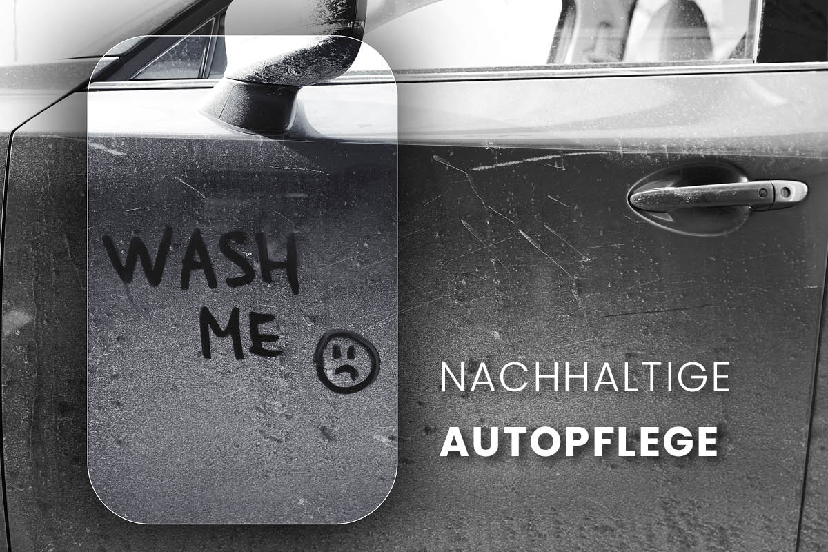 Auf einer verschmutzten Autotür steht mit dem Finger geschrieben „WASH ME“ und ein trauriges Gesicht. Das Bild steht für nachhaltige Autopflege.
